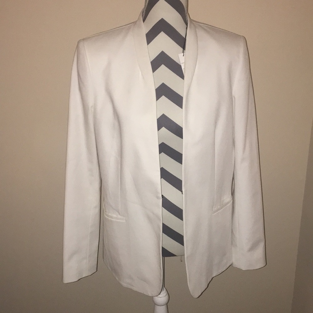 WHITE JACKET WITH POCKETS